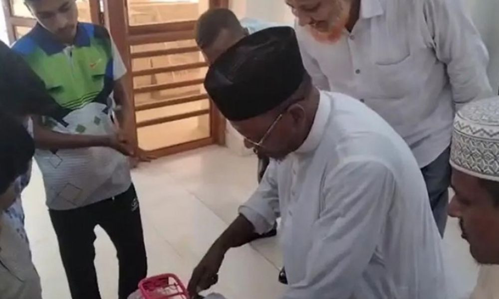 ‘ধরা পড়ে’ সাইকেল ফেরত দিলেন জামায়াত নেতা