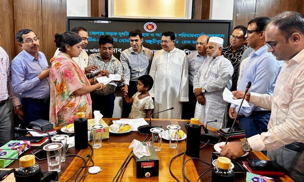 পাবনায় সড়ক দুর্ঘটনায় ক্ষতিগ্রস্ত পরিবারের মাঝে অনুদানের চেক বিতরণ