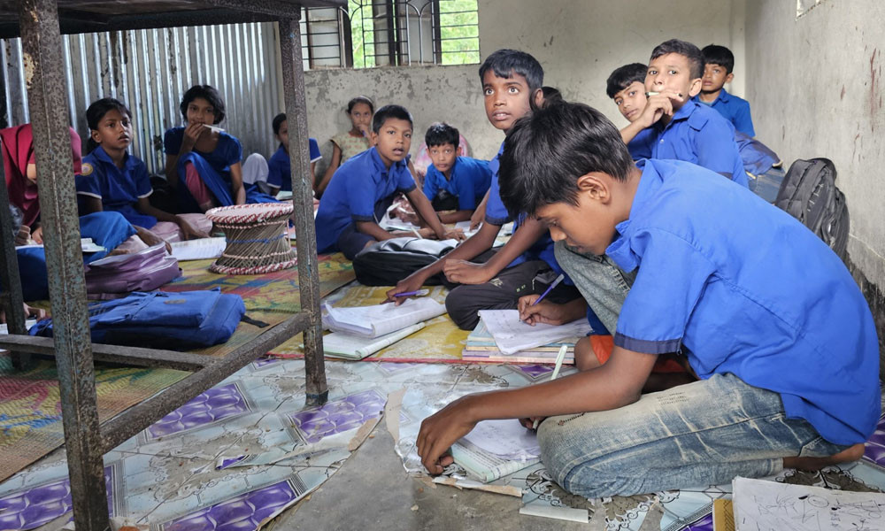 বেঞ্চ নেই, পরিত্যক্ত ঘরের মেঝেতে বসে পাঠ