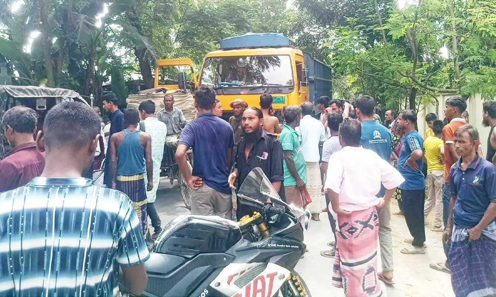 দাওয়াত খেতে যাওয়া হলো না বাবা-ছেলের, ট্রাকচাপায় গেল প্রাণ