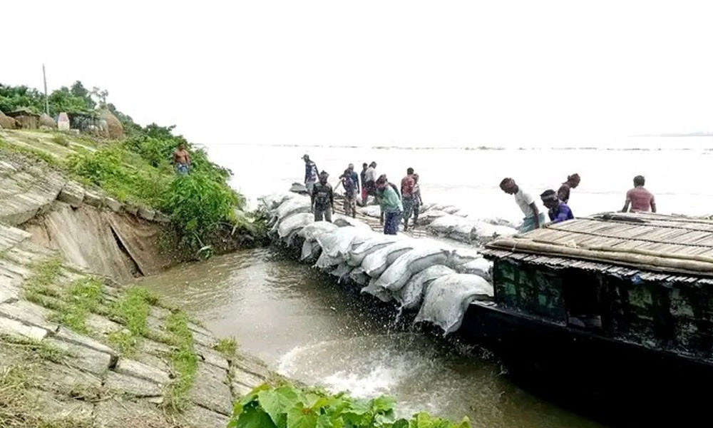 ব্রহ্মপুত্রের তীররক্ষা বাঁধে ফের ধস, নদপারে আতঙ্ক
