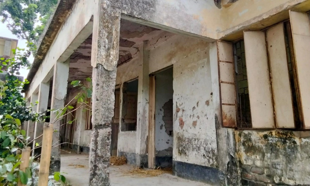 বগুড়ার নিমেরপাড়া প্রাথমিক বিদ্যালয়, ঝুঁকিপূর্ণ হলেও অপসারণ হয়নি