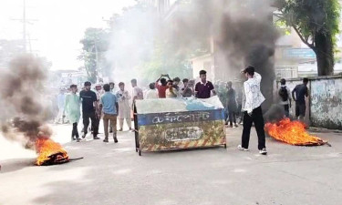 কলেজছাত্রকে কুপিয়ে হত্যা করে ছুরি নিয়ে থানায় স্কুলছাত্র