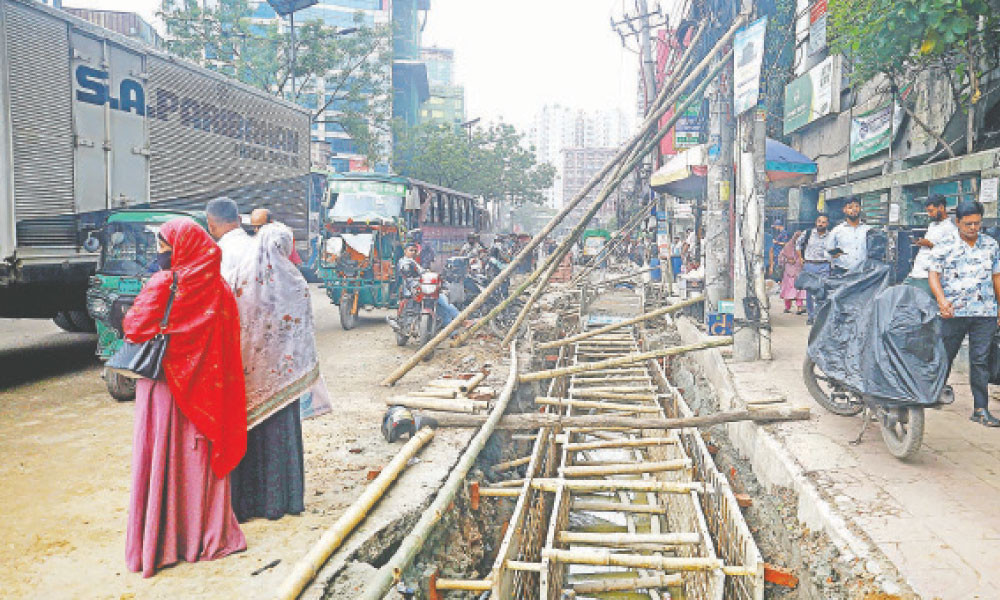 দুর্ভোগে যাতায়াতকারীরা