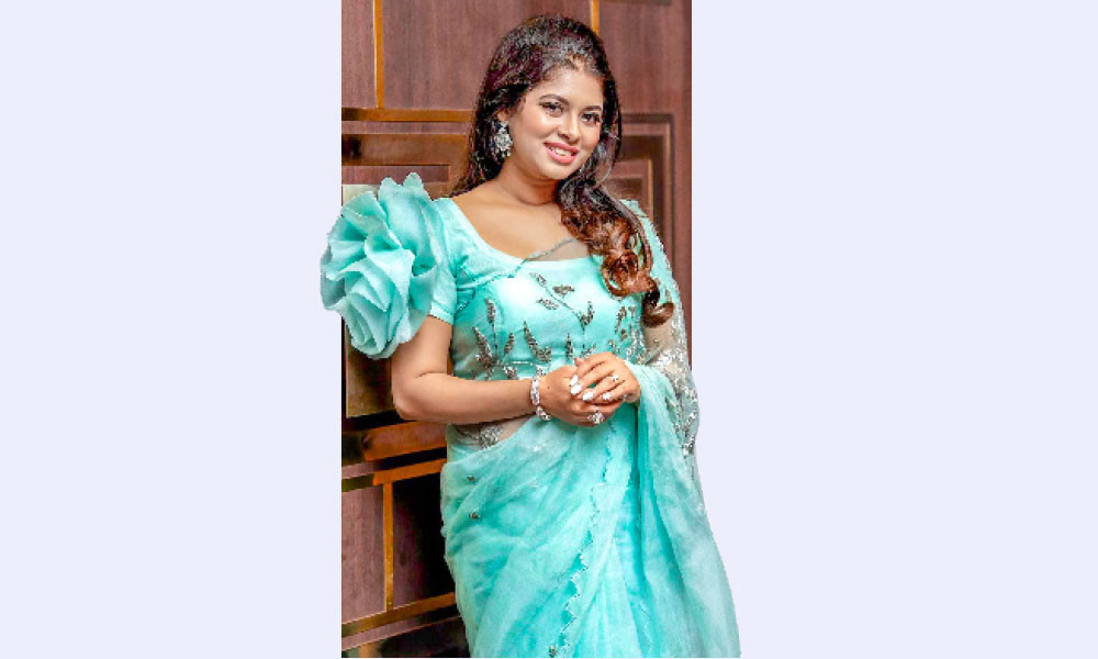 ছয়-সাত ভাষায় গাইতে পারি