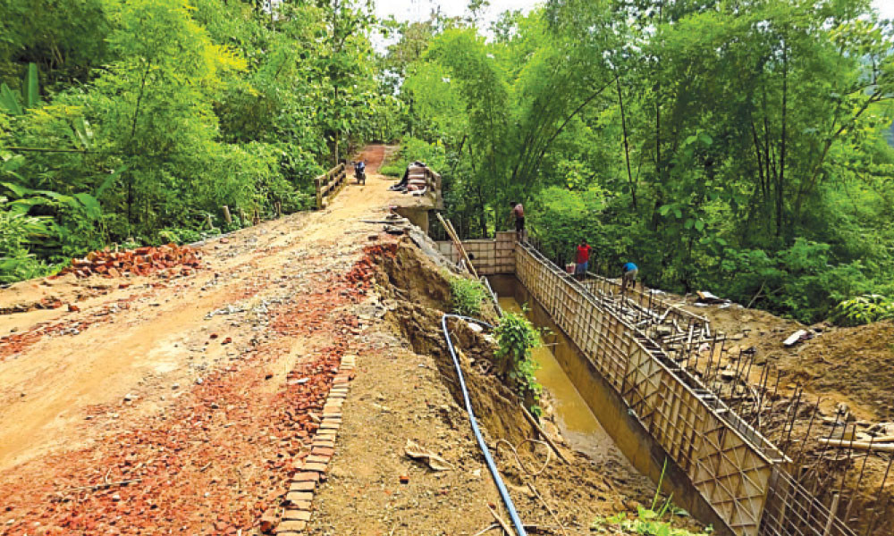 কাজ শেষ না হতেই সড়কে ভাঙন