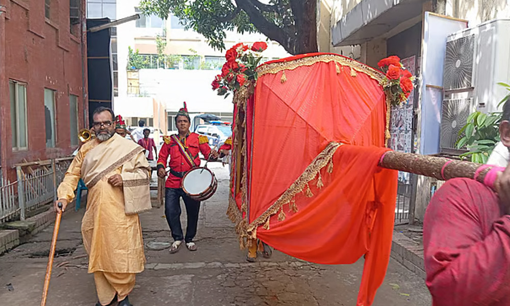 ব্যান্ড পার্টি, পালকি নিয়ে ভোট দিতে এলেন অভিনেতা