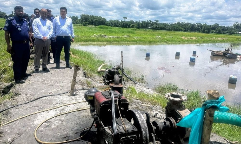 দেবীদ্বারে ভ্রাম্যমাণ আদালতের অভিযান : ৩ ড্রেজার মেশিন ও ১৫০০ ফুট পাইপ ধ্বংস