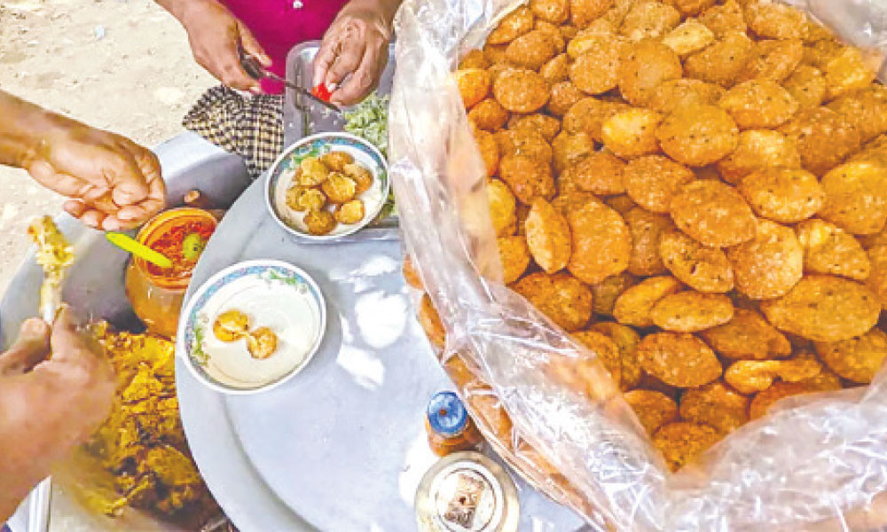 নজরদারির বাইরে ফুটপাতের খোলা খাবার
