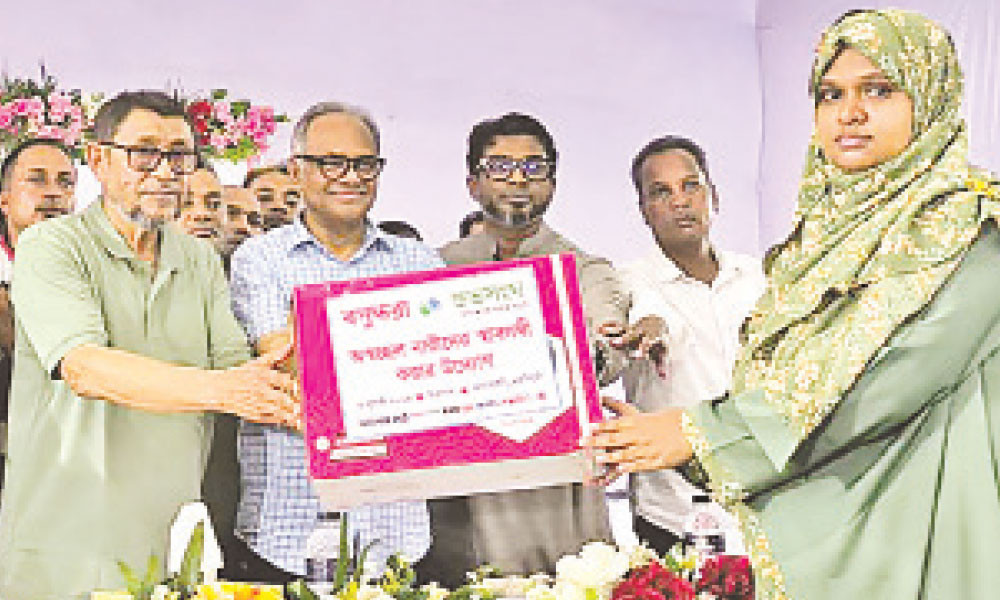 মনোহরদীতে ৩০ নারীকে সেলাই মেশিন উপহার