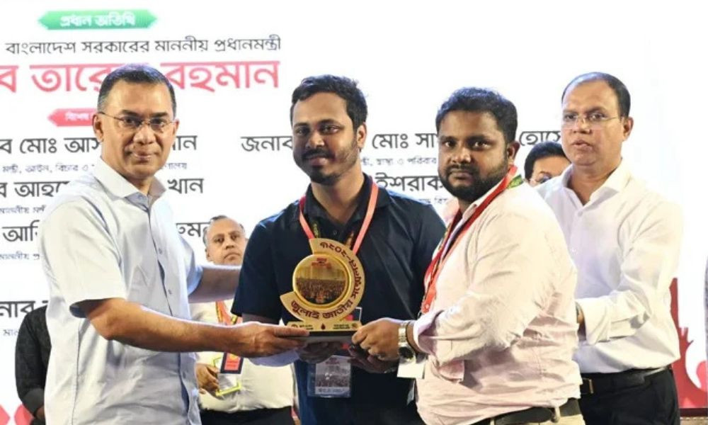 জুলাই স্মৃতি স্মারক তুলে দিলেন প্রধানমন্ত্রী