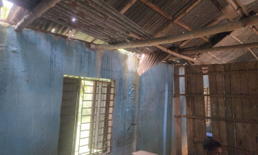 মেঘ ডাকলেই আতঙ্ক, বৃষ্টিতে ক্লাস বন্ধ