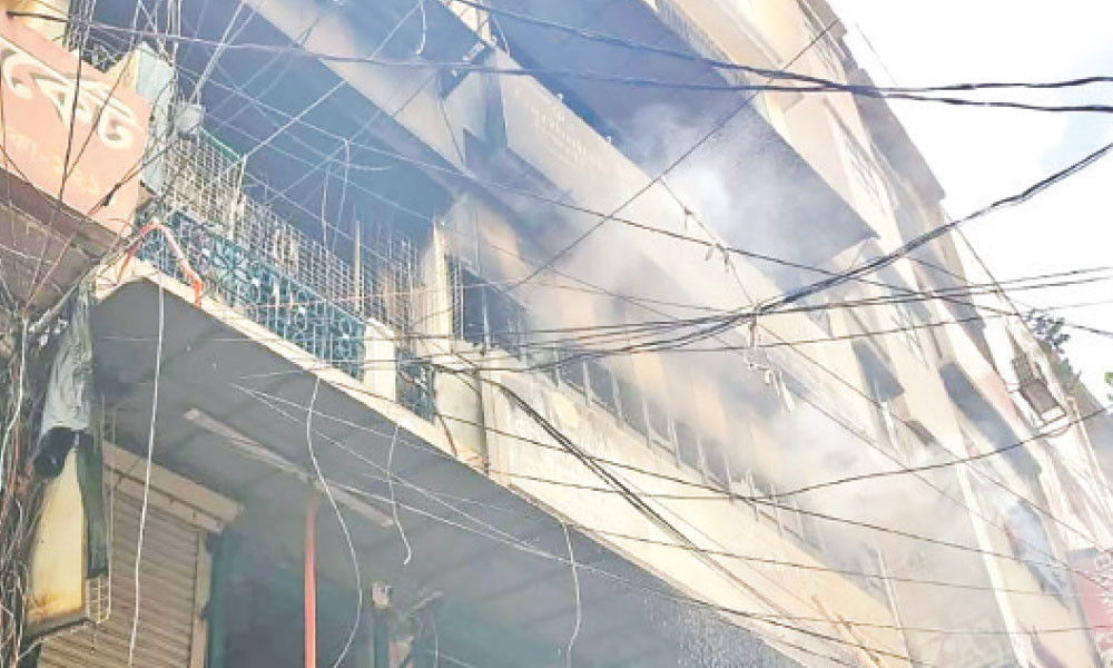 পুরান ঢাকার চকবাজারে আগুন দেড় ঘণ্টা পর নিয়ন্ত্রণে