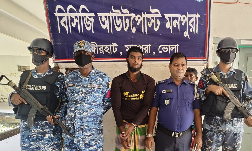ভোলায় মায়ানমারে পাচারের সময় সার-সিমেন্ট বোঝাই ট্রলার জব্দ, আটক ১