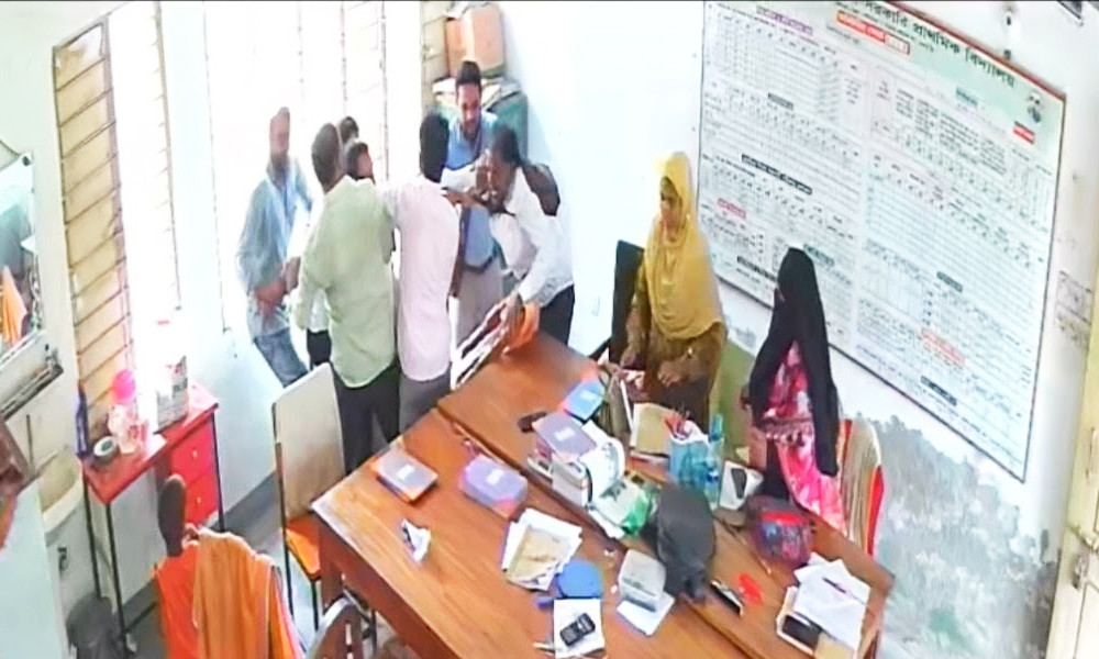 ছুটি না দেওয়ায় প্রধান শিক্ষককে মারধর সহকারী শিক্ষকের, ভিডিও ভাইরাল