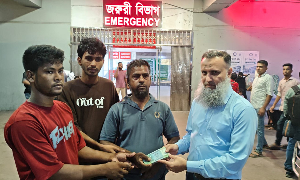 দগ্ধ রাকিবের চিকিৎসায় আনভীর বসুন্ধরা গ্রুপ ফাউন্ডেশনের সহায়তা