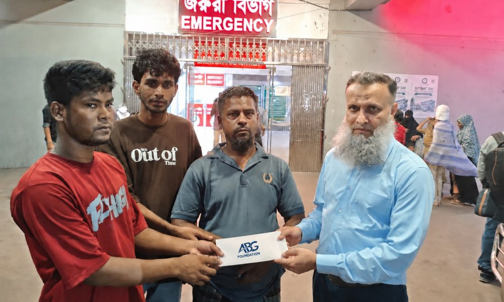 দগ্ধ রাকিবের চিকিৎসায় আনভীর বসুন্ধরা গ্রুপ ফাউন্ডেশনের সহায়তা