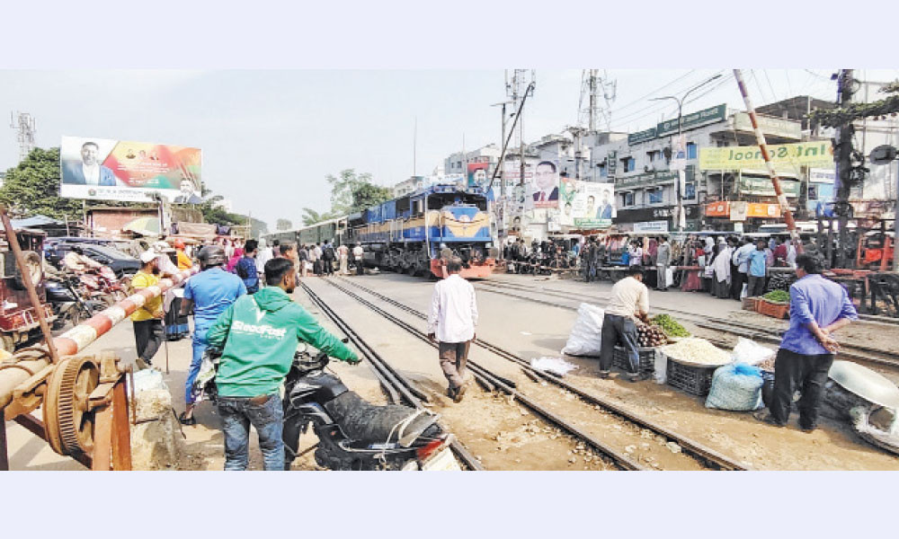 লেভেলক্রসিং বন্ধ হলেই থমকে যায় গাজীপুর