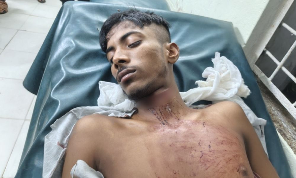 খুলনায় এনা পরিবহনের কাউন্টার থেকে গলাকাটা অবস্থায় কলেজছাত্র উদ্ধার