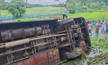 ঝালকাঠিতে যাত্রীবাহী বাস খাদে পড়ে নিহত ১, আহত ১০