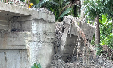 হস্তান্তরের আগেই সেতুর পার্শ্বদেয়ালে ধস