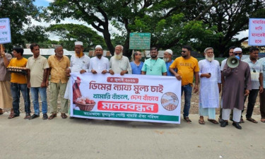 ঈশ্বরদীতে ৫ দফা দাবিতে খামারিদের সড়ক অবরোধ