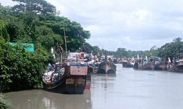 সাগর উত্তাল, মাছ শিকার বন্ধে দুর্দশায় জেলেরা