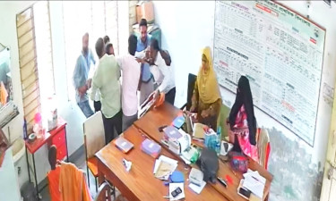 ছুটি না দেওয়ায় প্রধান শিক্ষককে মারধর সহকারী শিক্ষকের, ভিডিও ভাইরাল