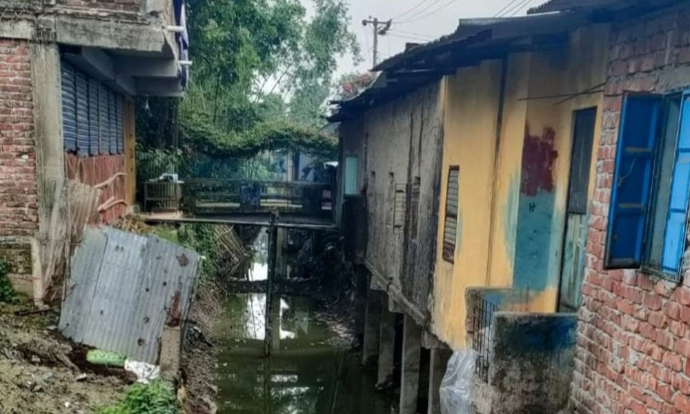 অবৈধ স্থাপনায় আটকা দোশারীচোঁ খালের খননকাজ