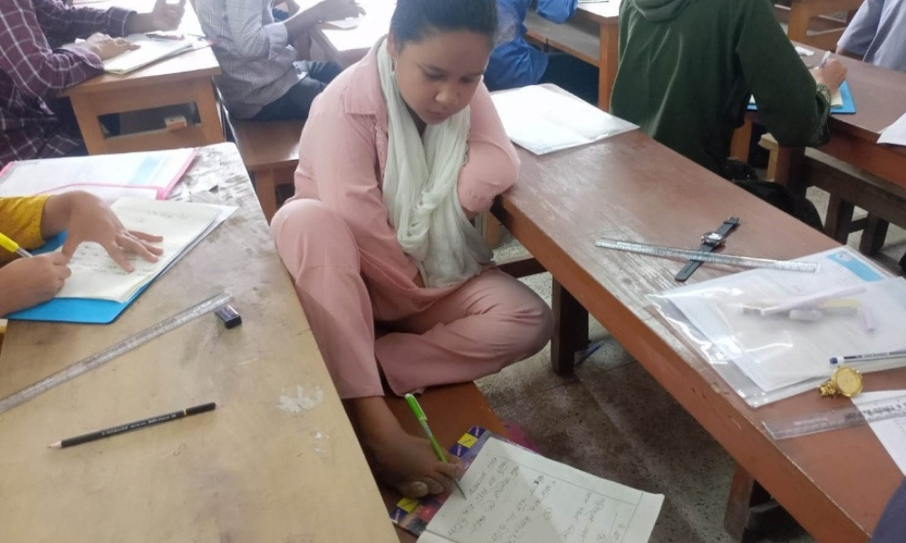 'হাতে নয়, পায়ে তার কলম' অদম্য পলি রানীর এইচএসসি পরীক্ষা