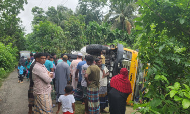 নিয়ন্ত্রণ হারিয়ে ঘরের ওপর উল্টে পড়ল ট্রাক, ঘুমন্ত কিশোরী নিহত