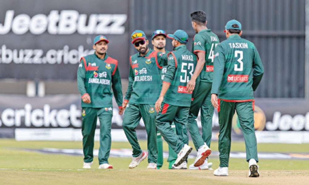 নাহিদের রেকর্ড ছাপিয়ে ব্যাটিং ভরাডুবি