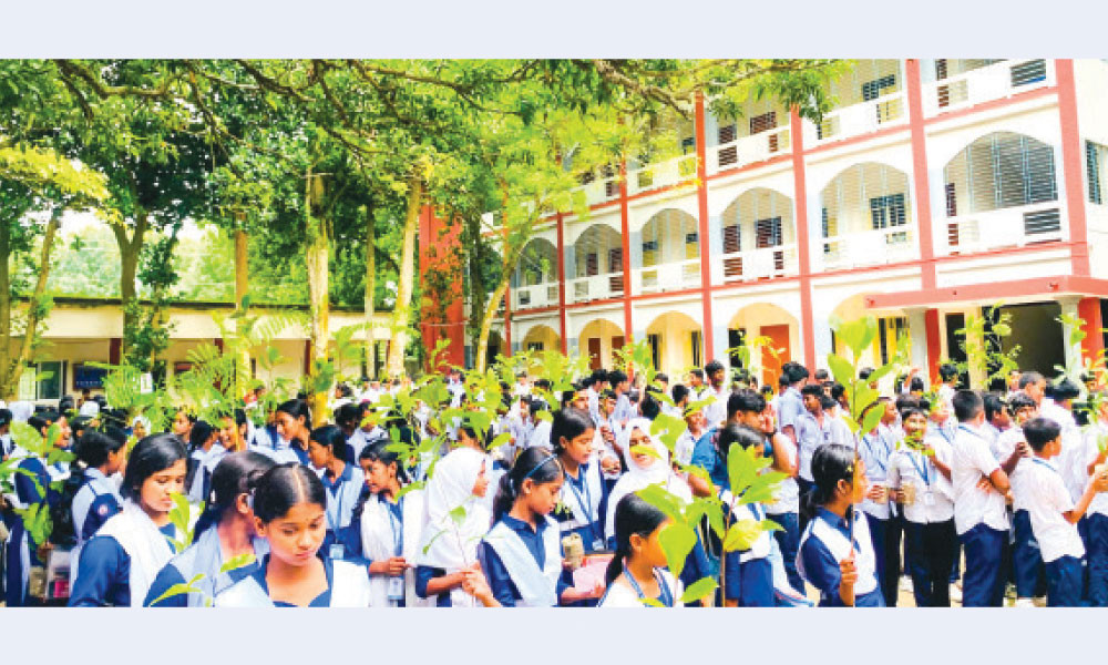 মানিকগঞ্জ ও পাইকগাছায় ছয় শতাধিক চারা বিতরণ