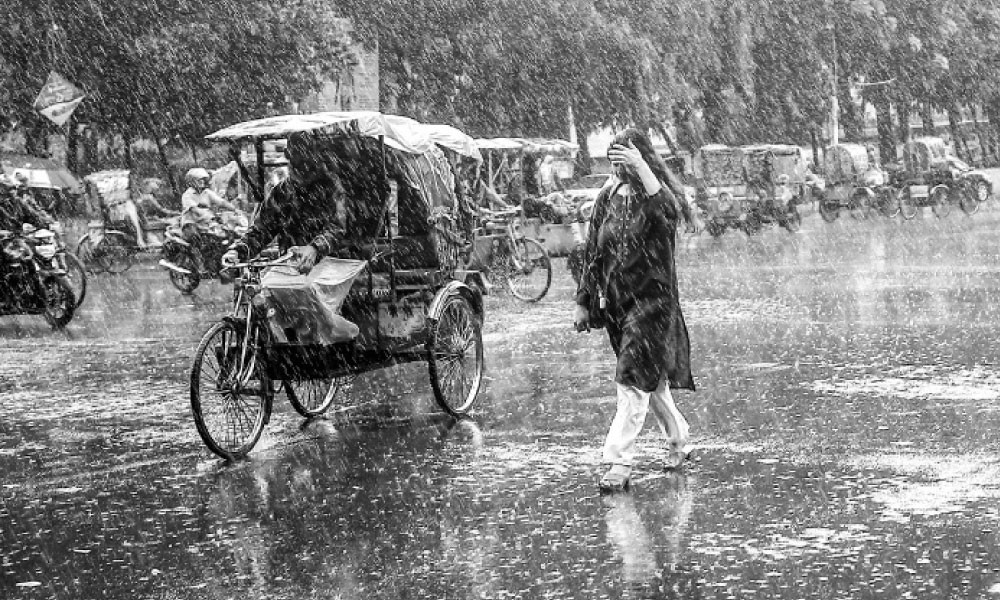 দিনভর থেমে থেমে বৃষ্টি হয়েছে রাজধানীর বিভিন্ন এলাকায়