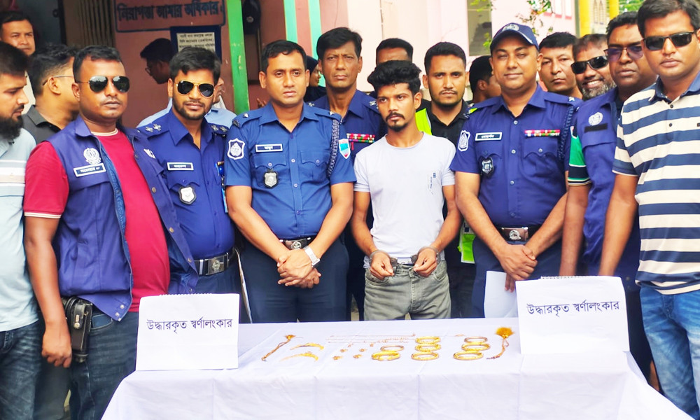 মাটির নিচে লুকিয়ে রাখা স্বর্ণালংকার চুরির অভিযোগে গ্রেপ্তার ১