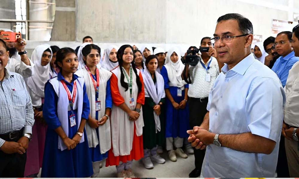 প্রধানমন্ত্রীর সঙ্গে সংসদ অধিবেশন দেখতে আসা শিক্ষক-শিক্ষার্থীদের সাক্ষাৎ