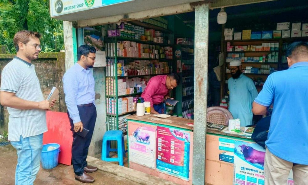 নেত্রকোনায় মেয়াদোত্তীর্ণ ওষুধ বিক্রির অভিযোগ, ৪ ফার্মেসিকে জরিমানা
