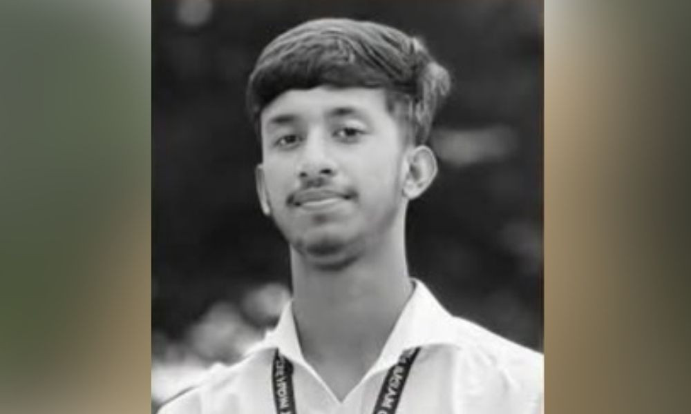 রেললাইনে মুঠোফোনে ব্যস্ত স্কুলছাত্র, ট্রেনের ধাক্কায় গেল প্রাণ