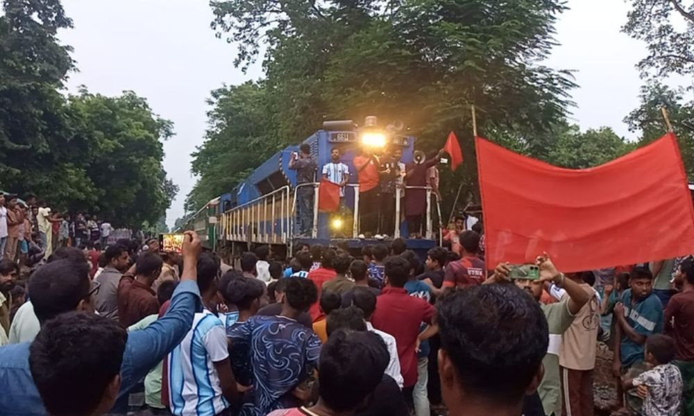 স্টপেজসহ পাঁচ দফা দাবিতে চুয়াডাঙ্গায় ট্রেন অবরোধ