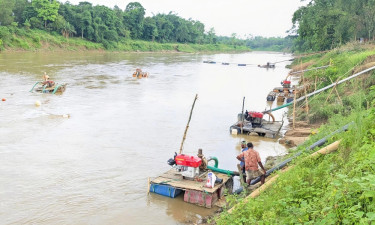 আশ্রয়ণ প্রকল্প ঘেঁষে বালু তোলা চলছেই