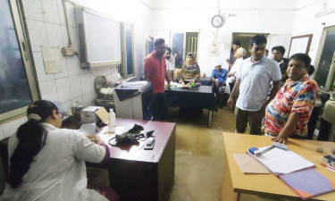 টানা বর্ষণে বোয়ালখালী স্বাস্থ্য কমপ্লেক্সে হাঁটু সমান পানি, চিকিৎসাসেবা বিঘ্ন