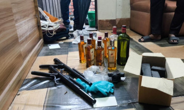 জামালপুরে পুলিশের অভিযানে পাইপগান, ককটেল ও পেট্রলবোমা উদ্ধার