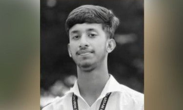 রেললাইনে মুঠোফোনে ব্যস্ত স্কুলছাত্র, ট্রেনের ধাক্কায় গেল প্রাণ