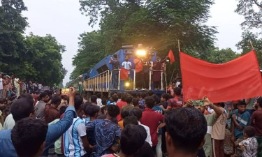 স্টপেজসহ পাঁচ দফা দাবিতে চুয়াডাঙ্গায় ট্রেন অবরোধ