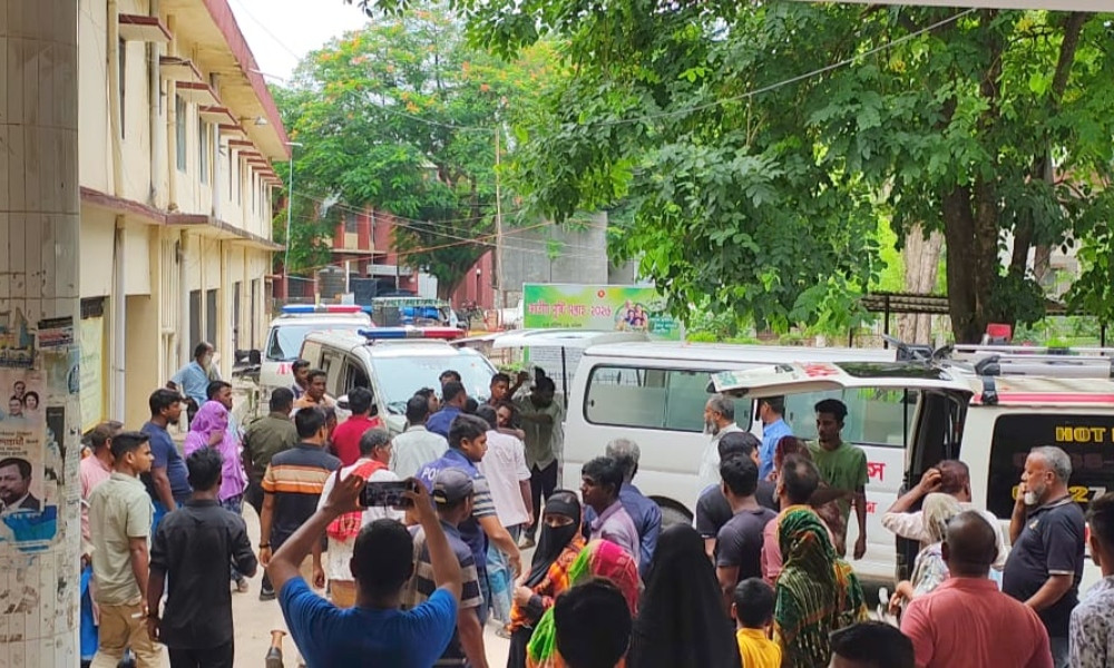 মেহেরপুরে গরুবোঝাই ট্রলি উল্টে চালক নিহত, আহত ১০