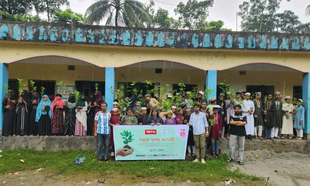 ভোলায় বসুন্ধরা টিস্যু ও শুভসংঘের উদ্যোগে শিক্ষার্থীদের মাঝে গাছের চারা বিতরণ