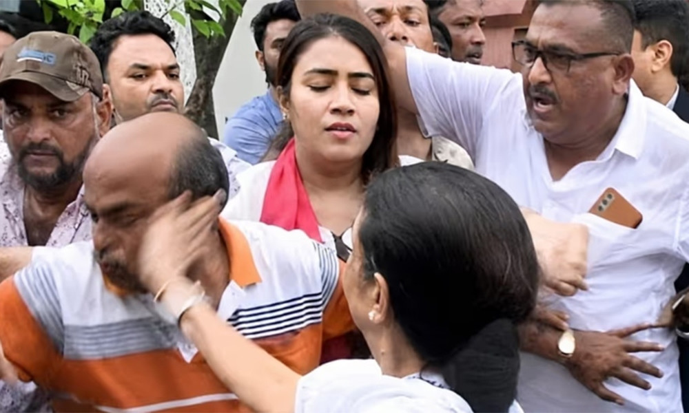 মেজাজ হারিয়ে দলীয় কর্মীদের পেটালেন মমতা