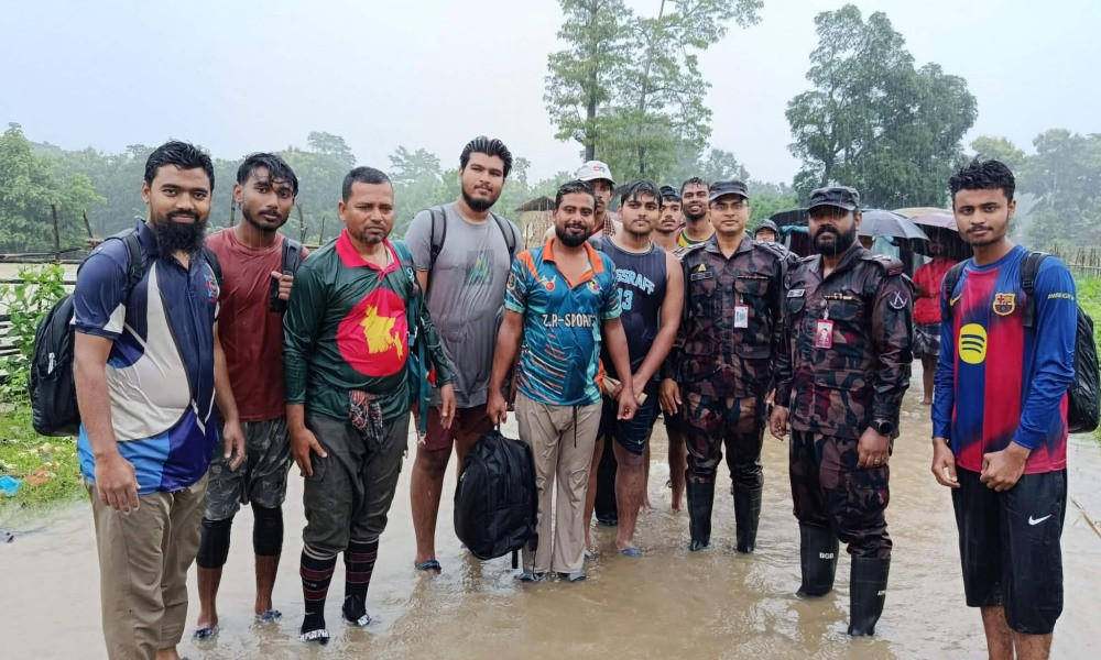বান্দরবানে বন্যার্তদের পাশে বিজিবি, শতাধিক পর্যটককে উদ্ধার