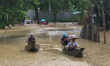 বন্যার পানিতে যান চলাচল বন্ধ, সাজেকে ৫ শতাধিক পর্যটক আটকা