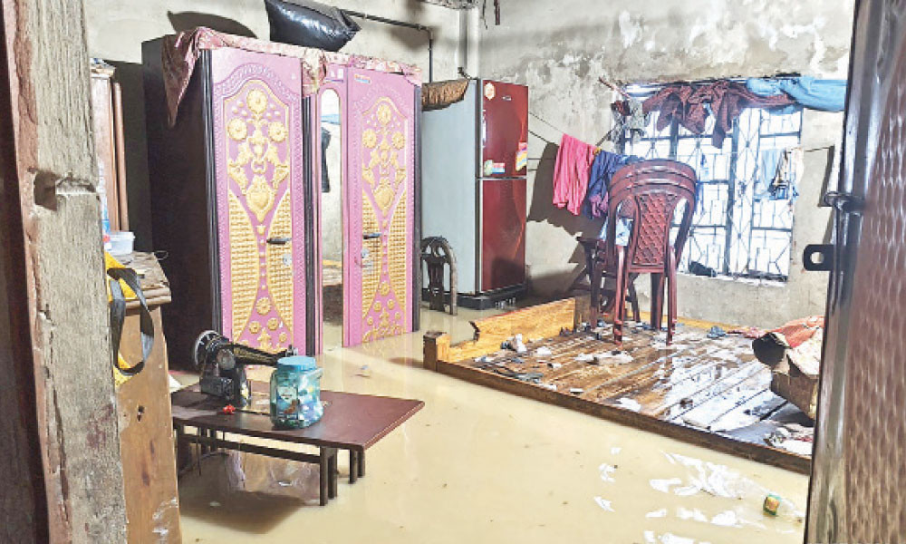 চট্টগ্রামের রাউজানে ডাবুয়া খাল ভেঙে পানি ঢুকে পড়েছে বসতঘরে